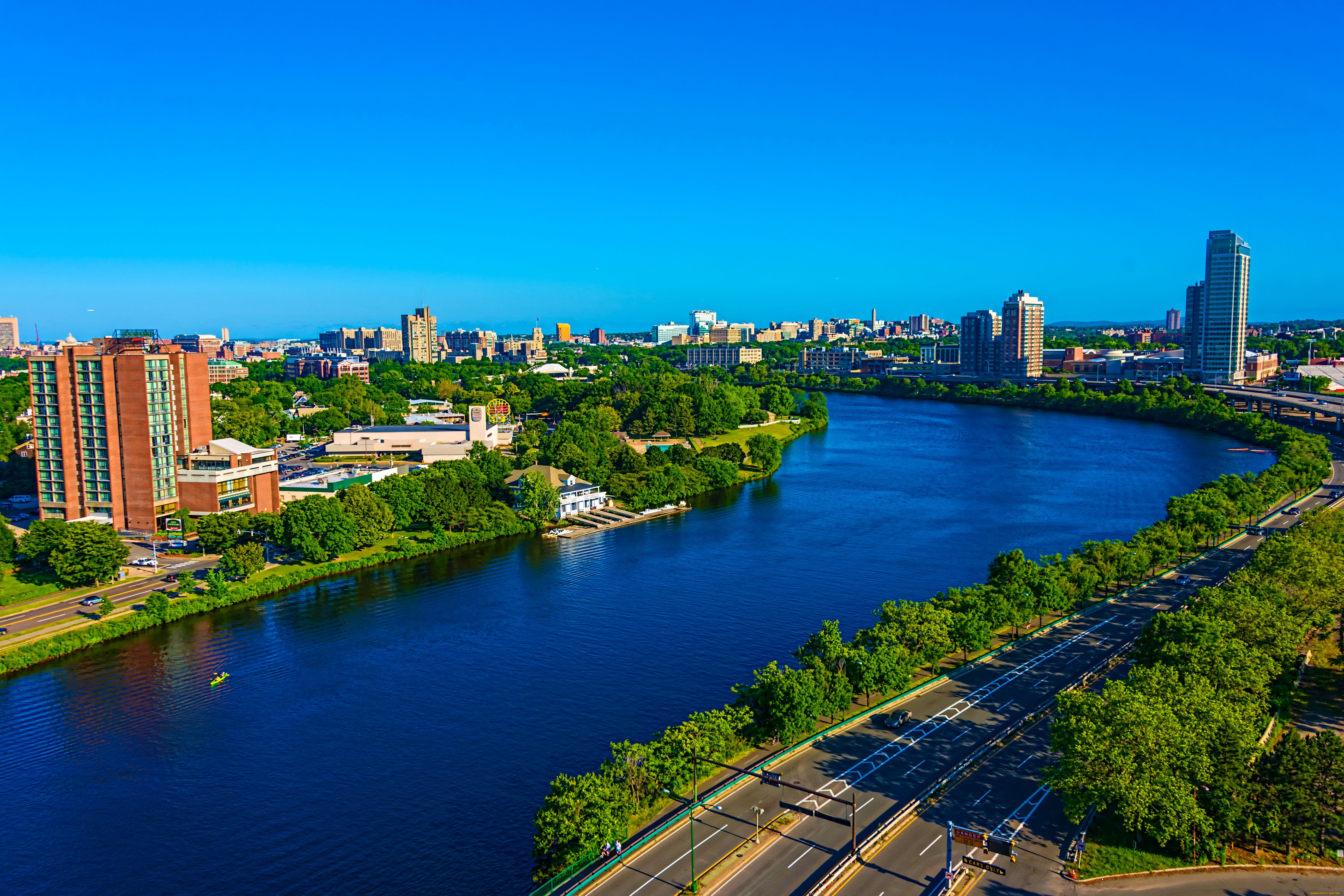 Крупные города на берегах. Природа штата Нью Йорк. Река в городе. Грот река. Лето в городе.